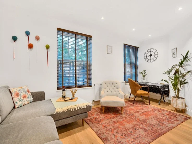 Flat Hampton Court Road in Greater London