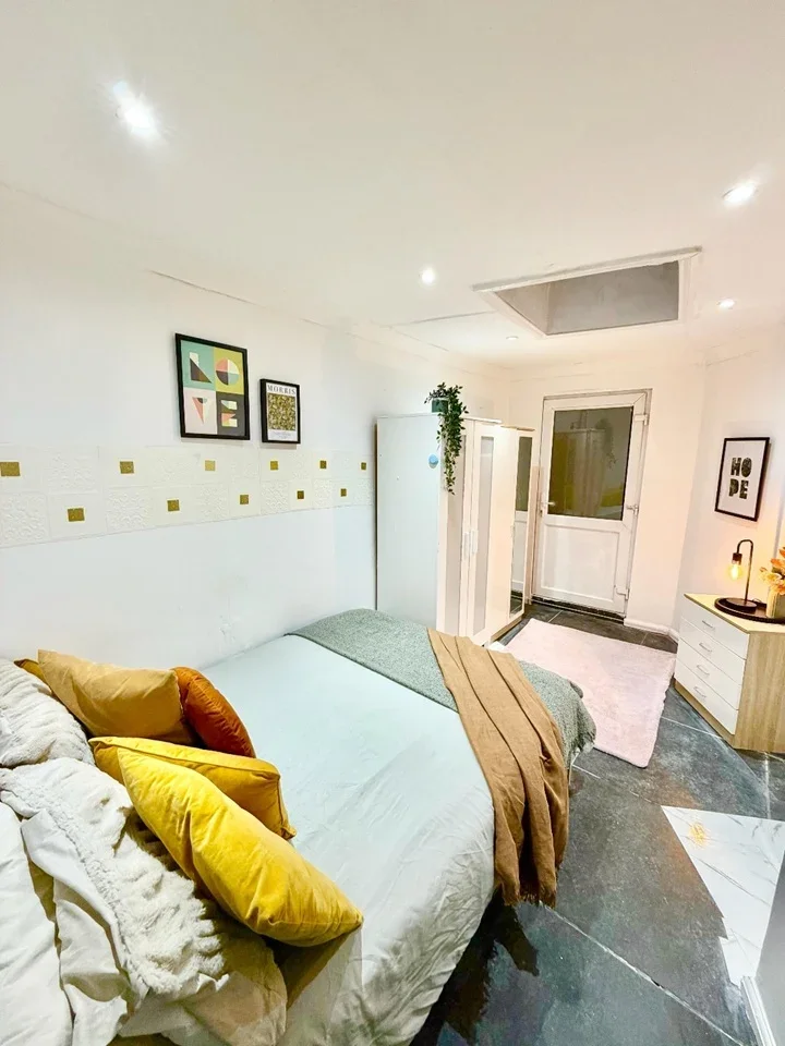 Room Manor Farm Road in Greater London