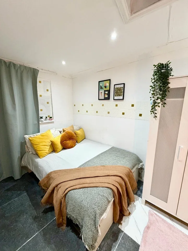 Room Manor Farm Road in Greater London