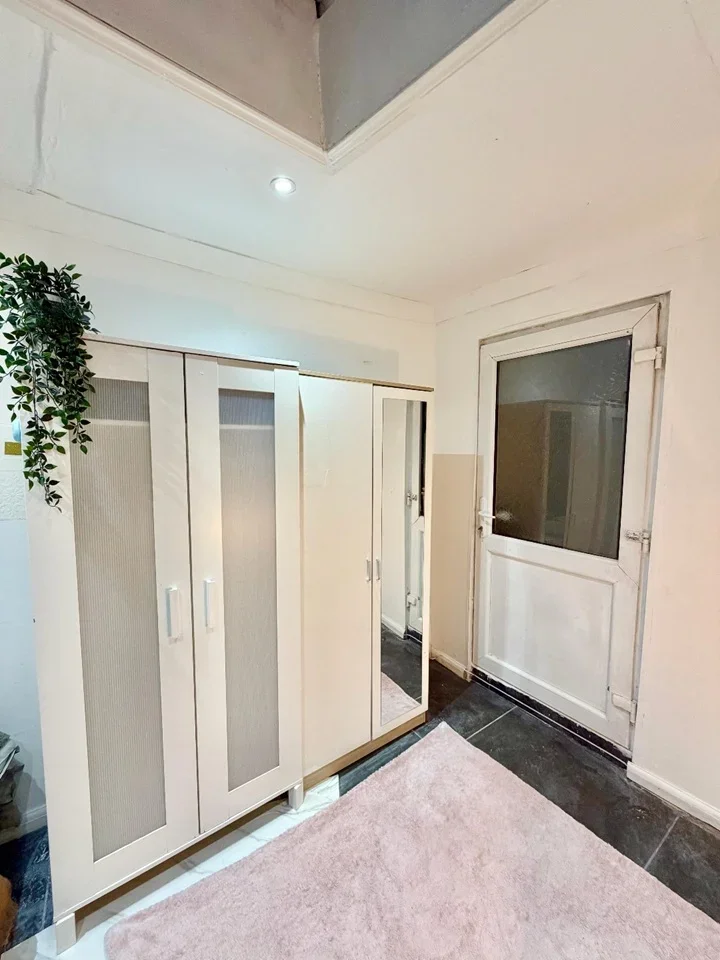Room Manor Farm Road in Greater London