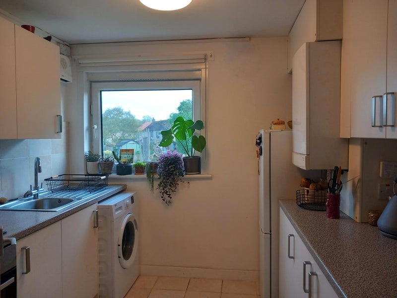 Room Gracemount Avenue in City of Edinburgh