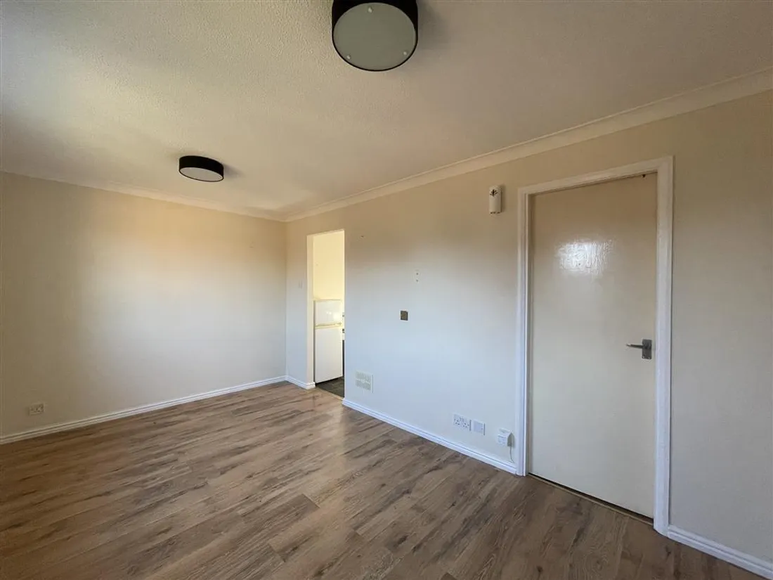 Flat Llwyn Deri Close in Rhiwderin