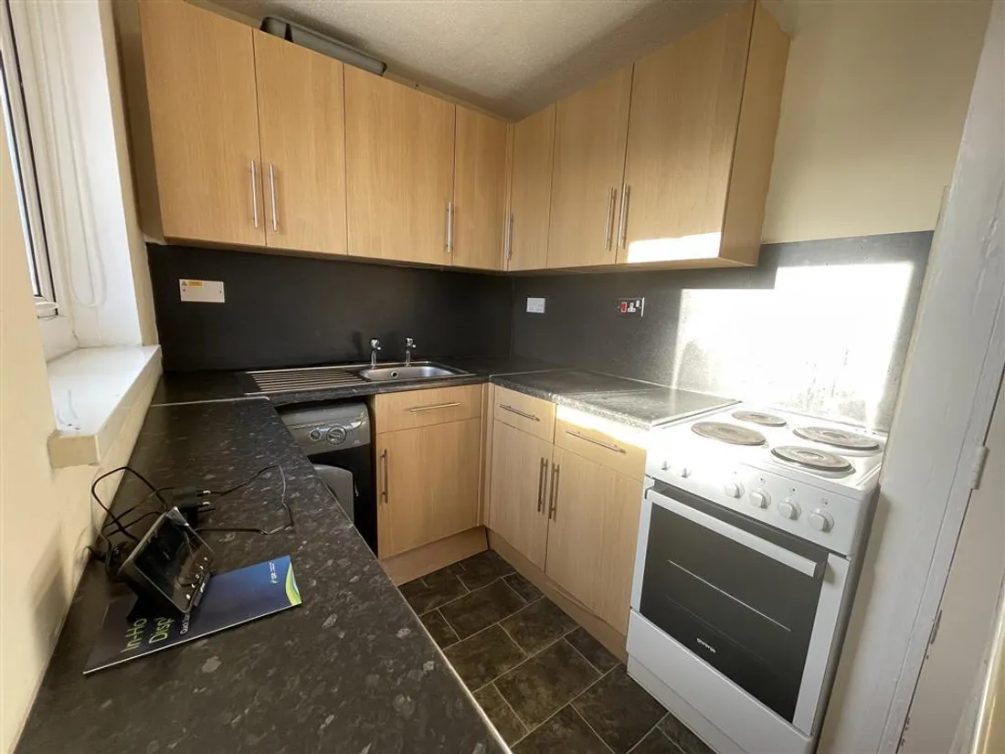 Flat Llwyn Deri Close in Rhiwderin