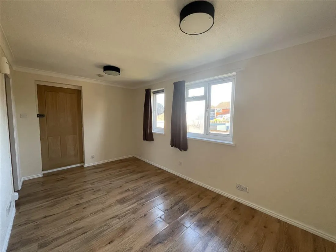 Flat Llwyn Deri Close in Rhiwderin