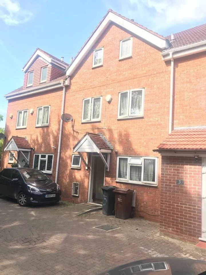 Room Whalebone Lane South in Greater London