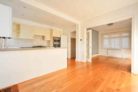 Flat Kingscote Road in Greater London