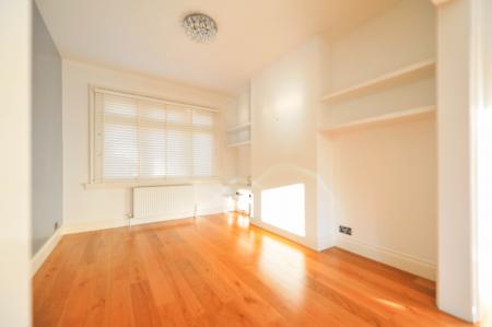 Flat Kingscote Road in Greater London