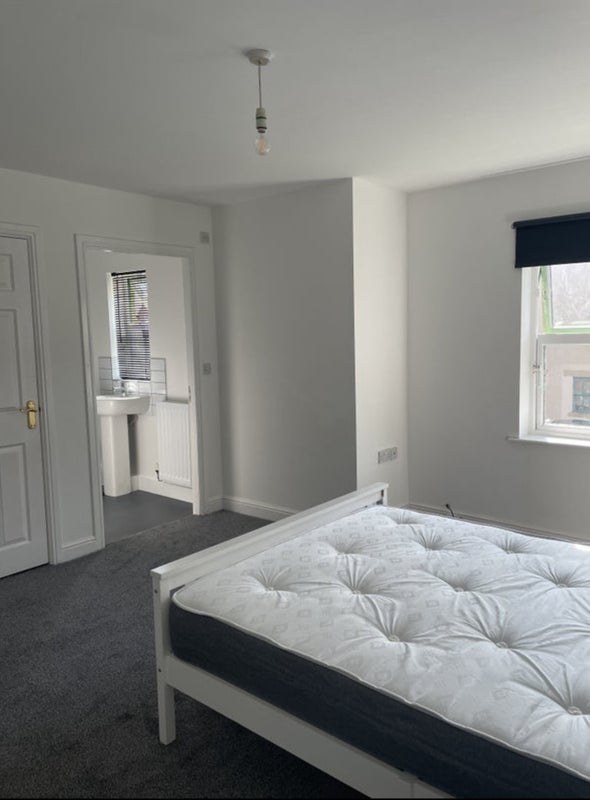 Room Schuster Road in Manchester
