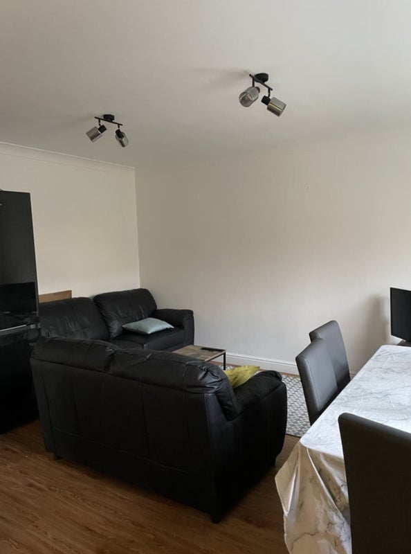 Room Schuster Road in Manchester