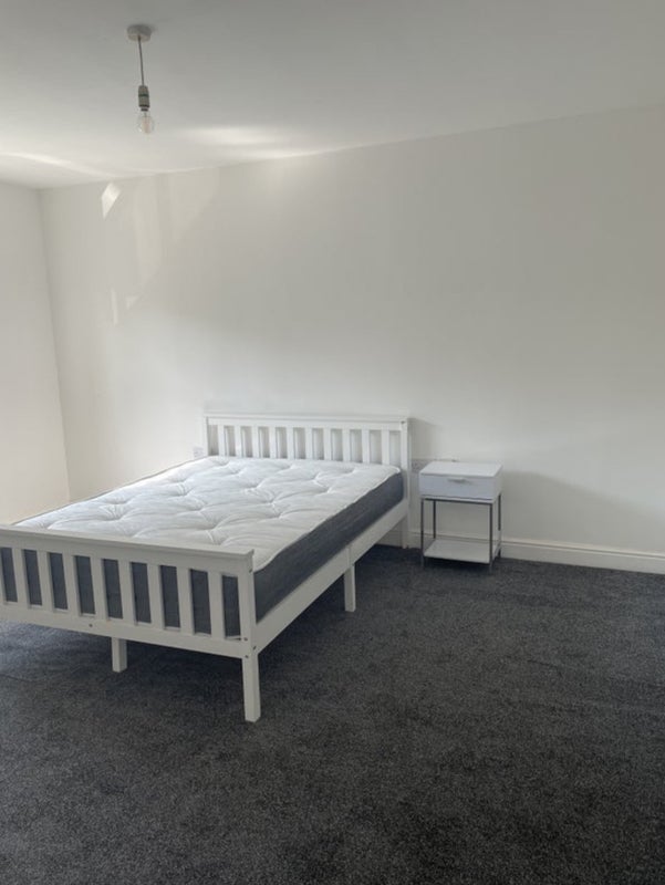 Room Schuster Road in Manchester