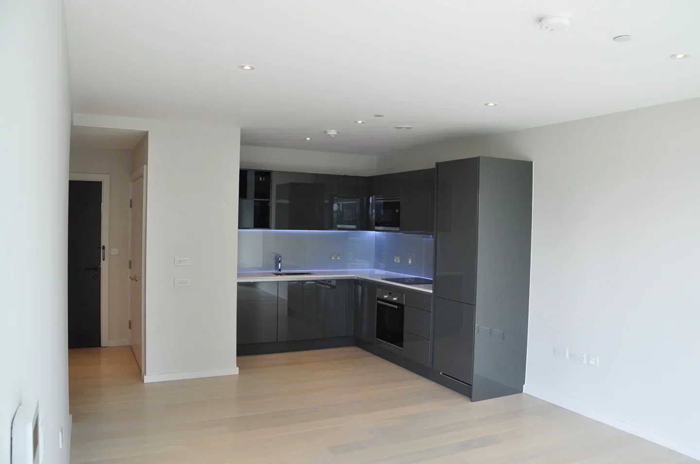 Flat Layard Street in Greater London