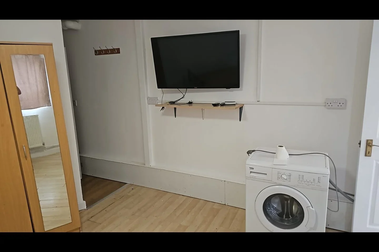 Flat Hornbeam Close in Greater London