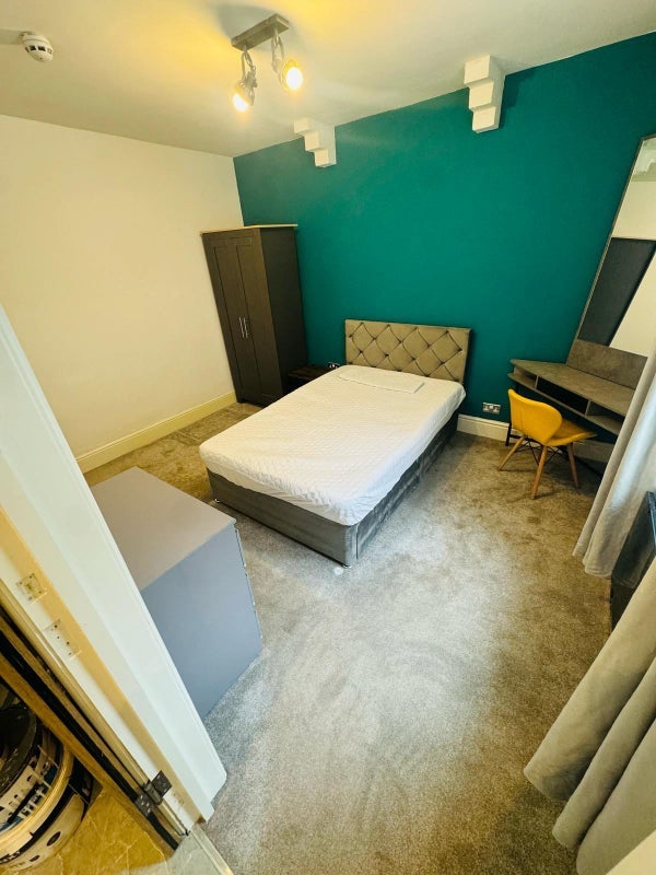Room Bath Road in Bristol
