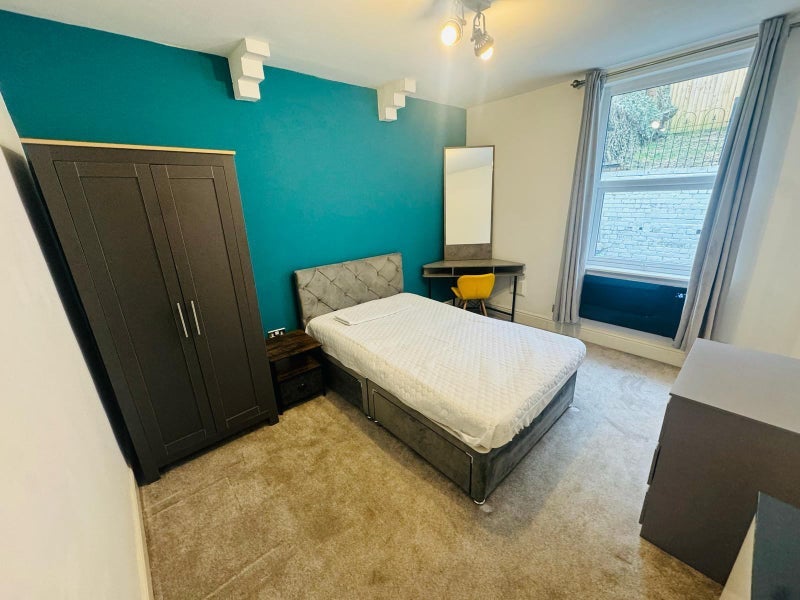 Room Bath Road in Bristol