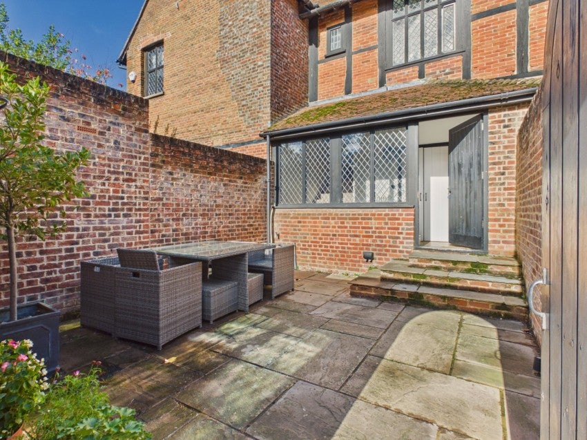 Flat Wycombe End in Beaconsfield
