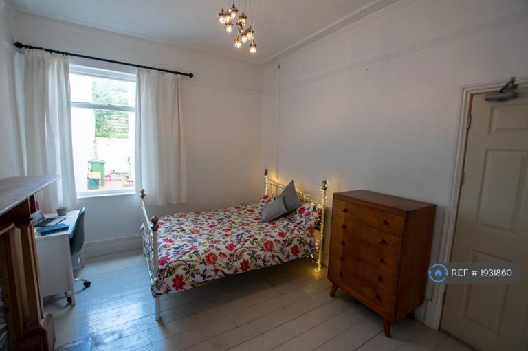 Room Beechwood Road in Swansea