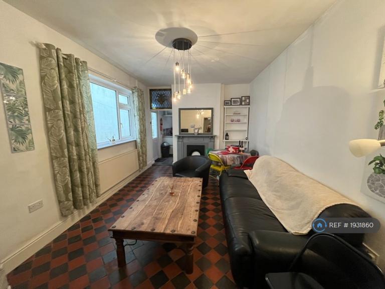 Room Beechwood Road in Swansea