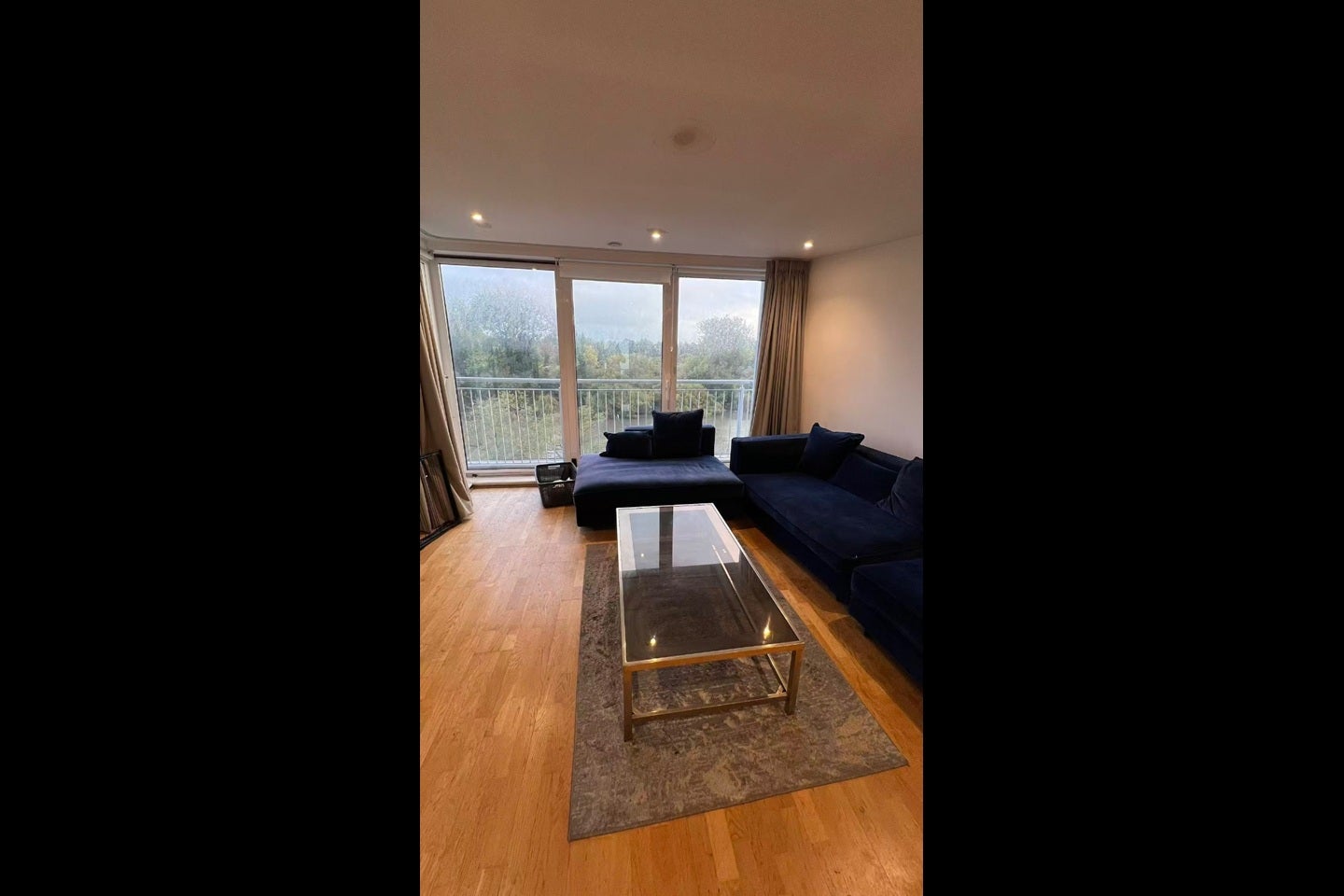 Flat Holland Gardens in London