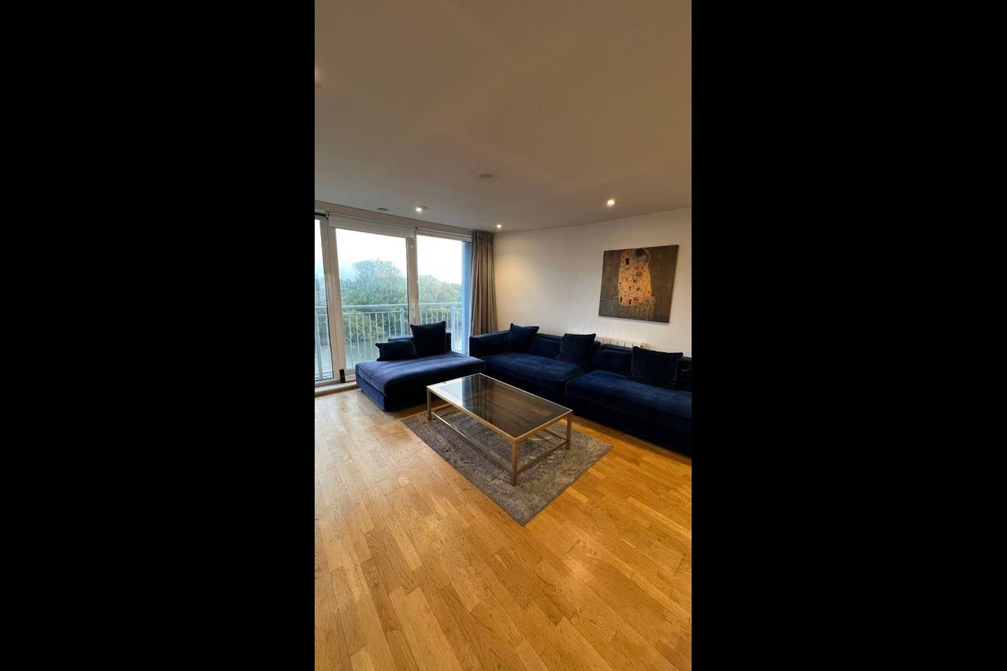 Flat Holland Gardens in London