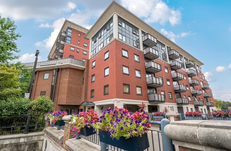 Flat Charter Quay in Greater London