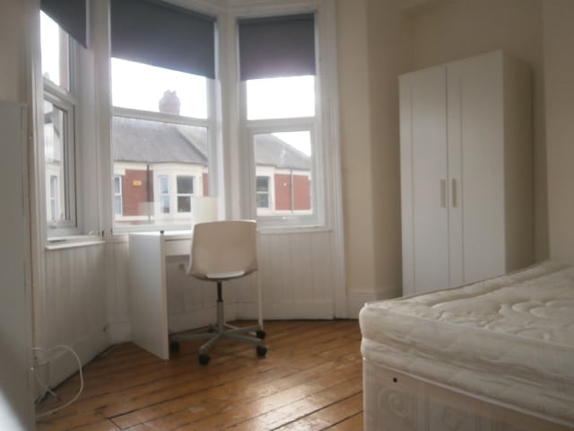 Flat Grosvenor Gardens in Newcastle upon Tyne