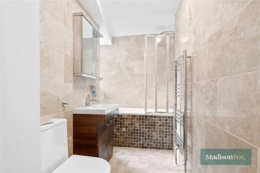 Flat Woodford Road in Greater London