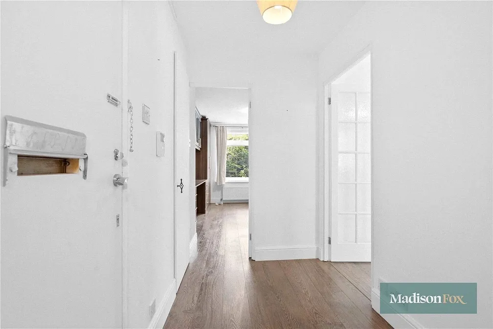 Flat Woodford Road in Greater London