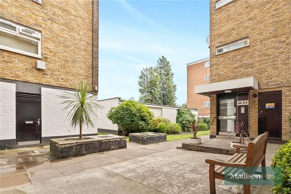Flat Woodford Road in Greater London