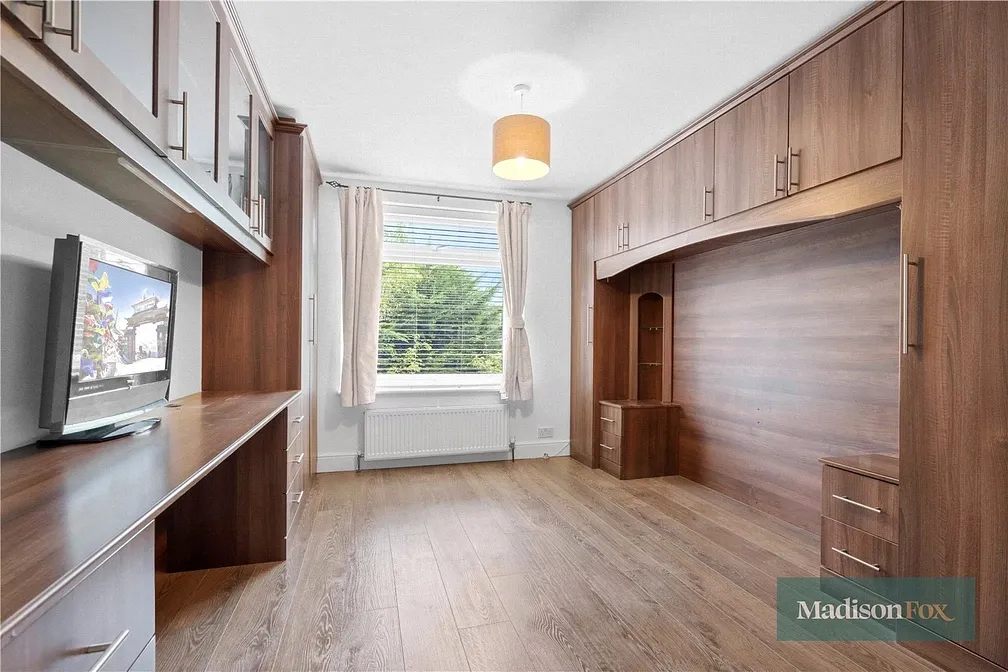Flat Woodford Road in Greater London