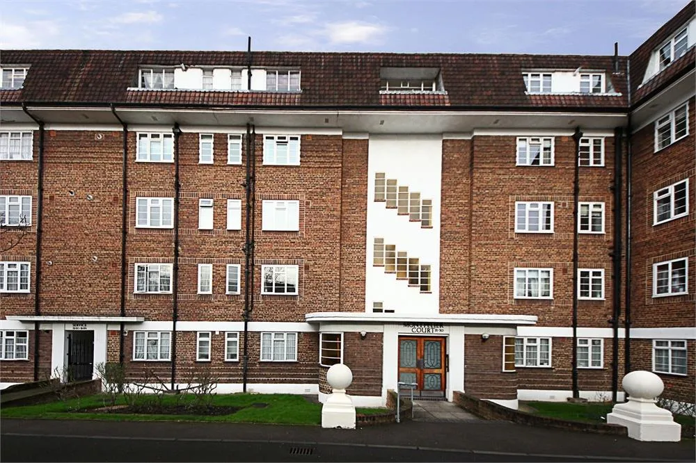 Flat Montpelier Road in Greater London