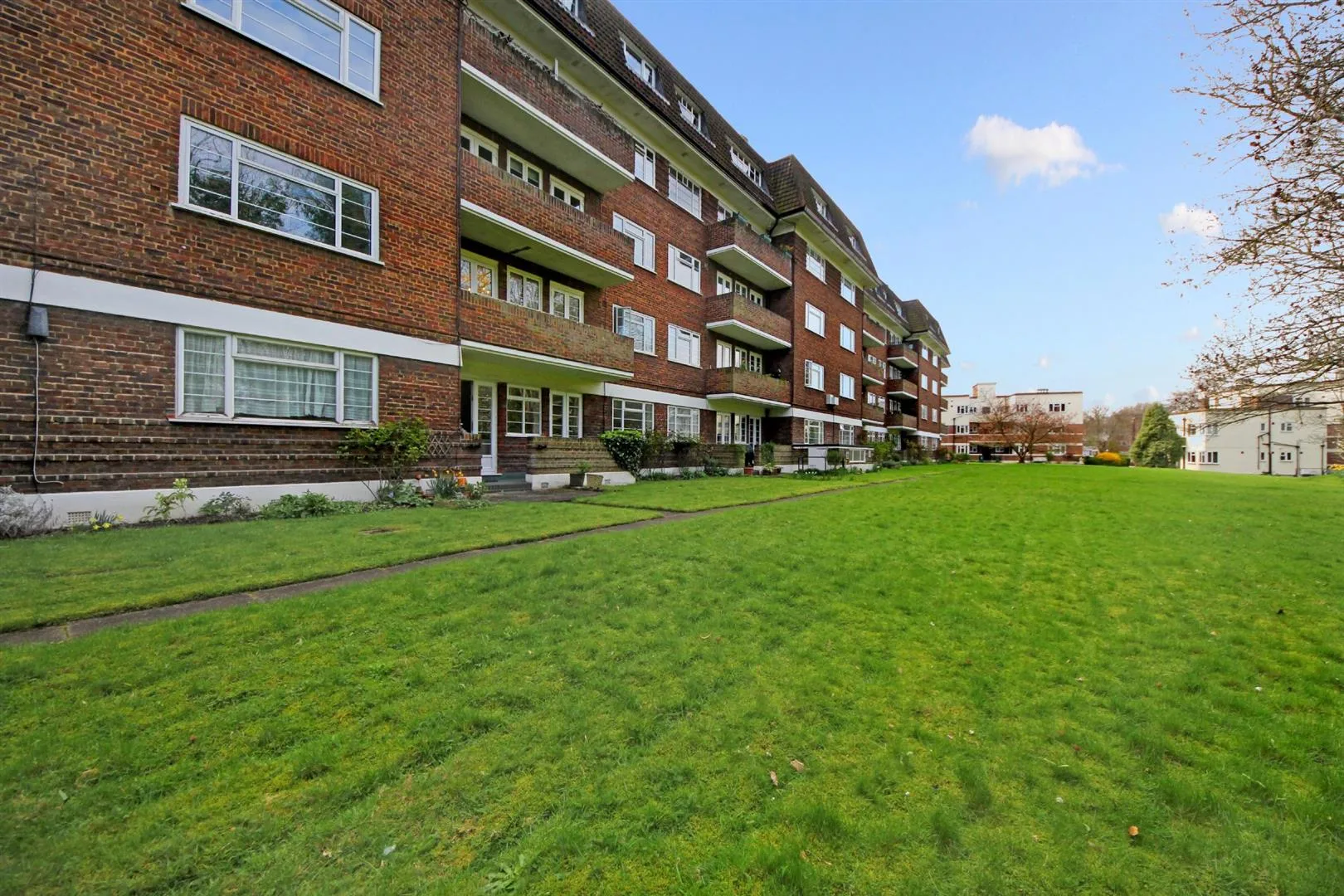 Flat Montpelier Road in Greater London