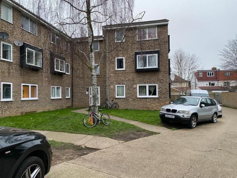 Flat Townfield Road in Greater London