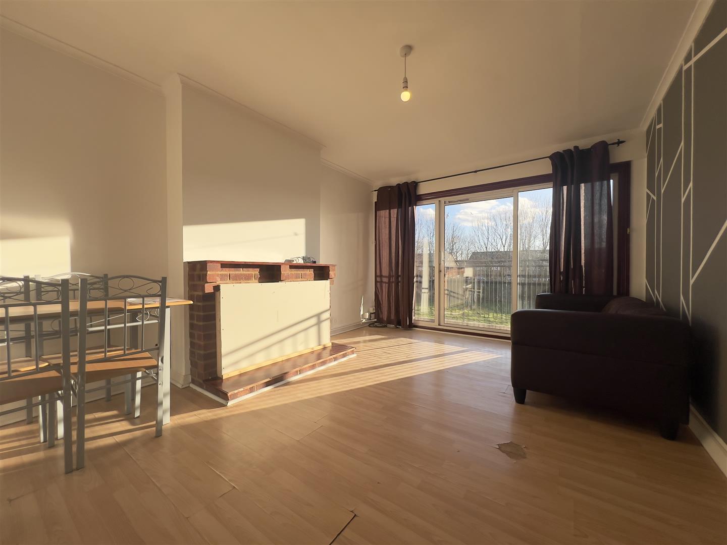 Flat Croyde Avenue in Greater London
