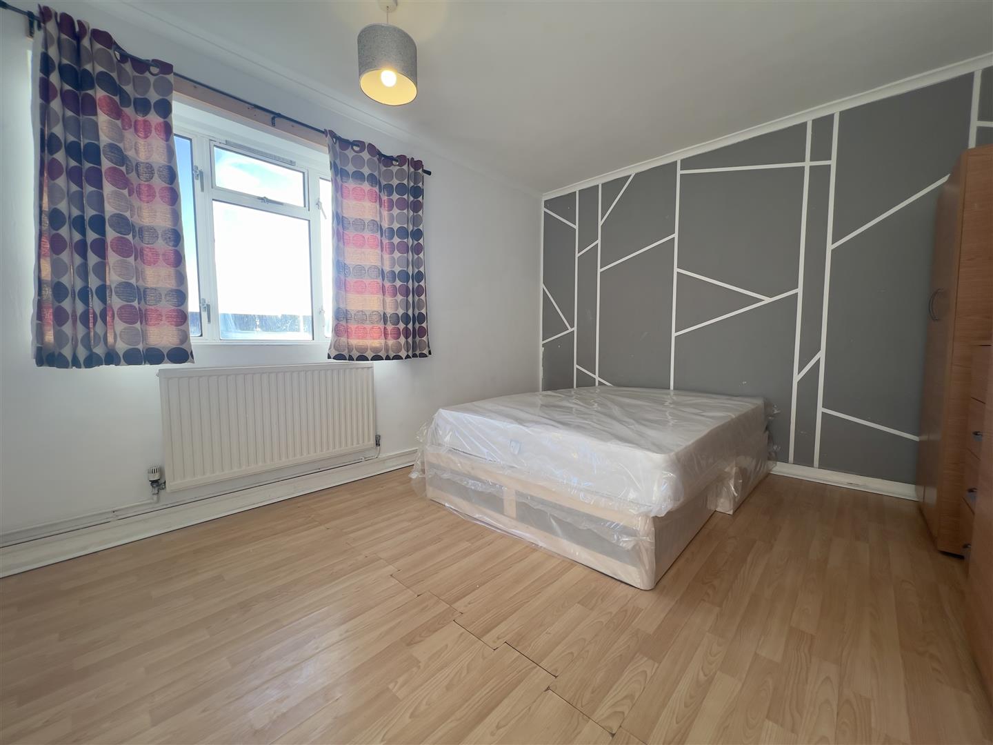 Flat Croyde Avenue in Greater London