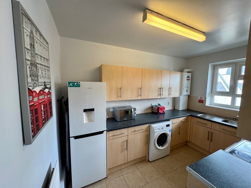 Room Blythe Road in Greater London