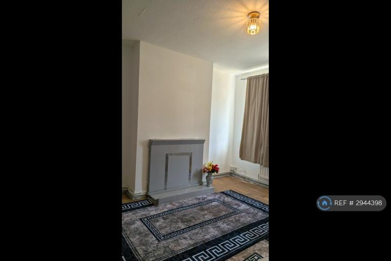 Room Nichol Lane in Greater London