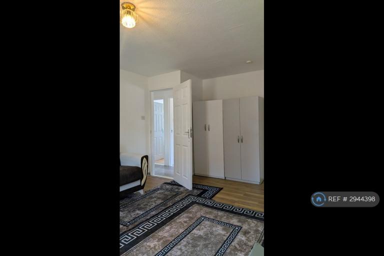 Room Nichol Lane in Greater London
