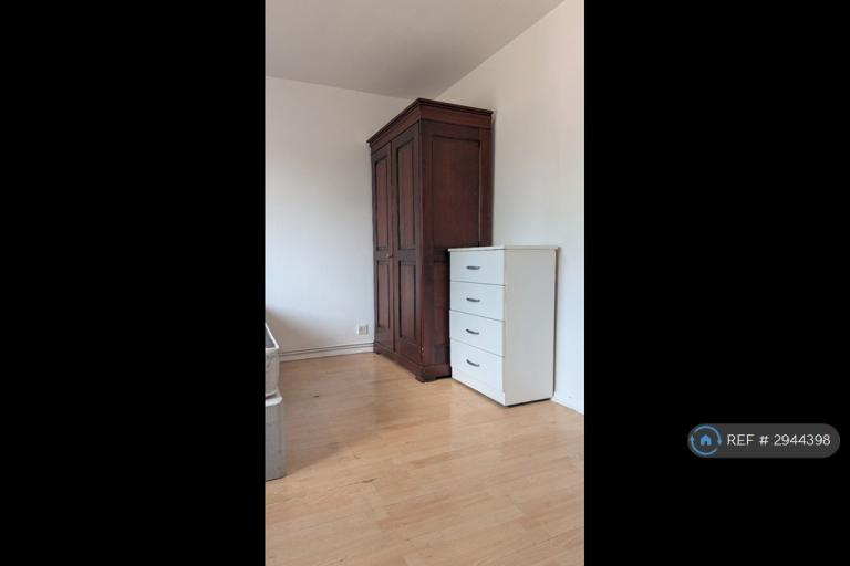 Room Nichol Lane in Greater London