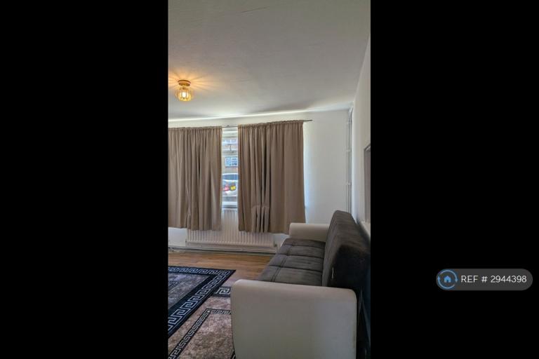 Room Nichol Lane in Greater London