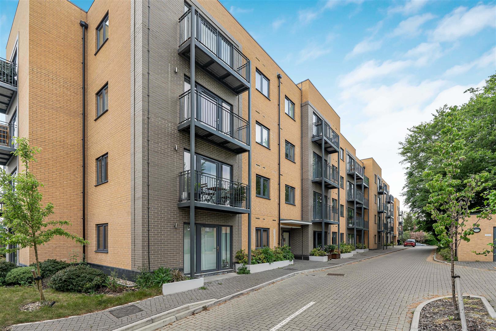 Flat Clivemont Road in Maidenhead