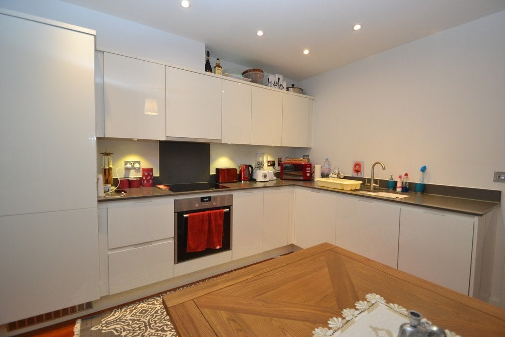 Flat Victoria Road in Greater London