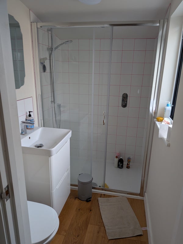 Room Summerhill Road in Greater London