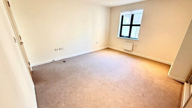 Flat Queens Gardens in Ellesmere Port