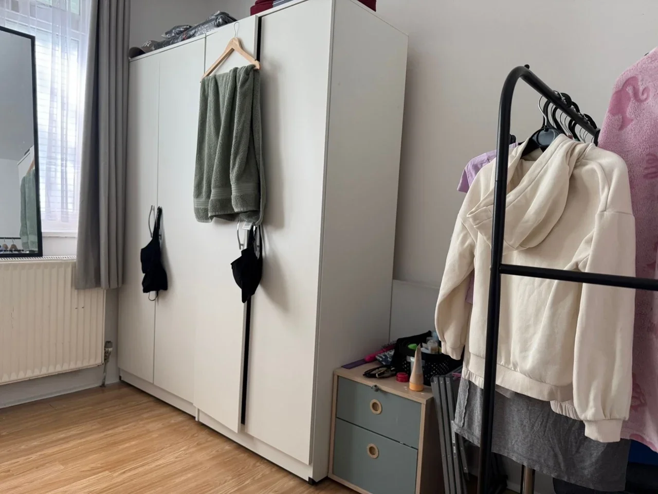 Flat Hanworth Road in Greater London