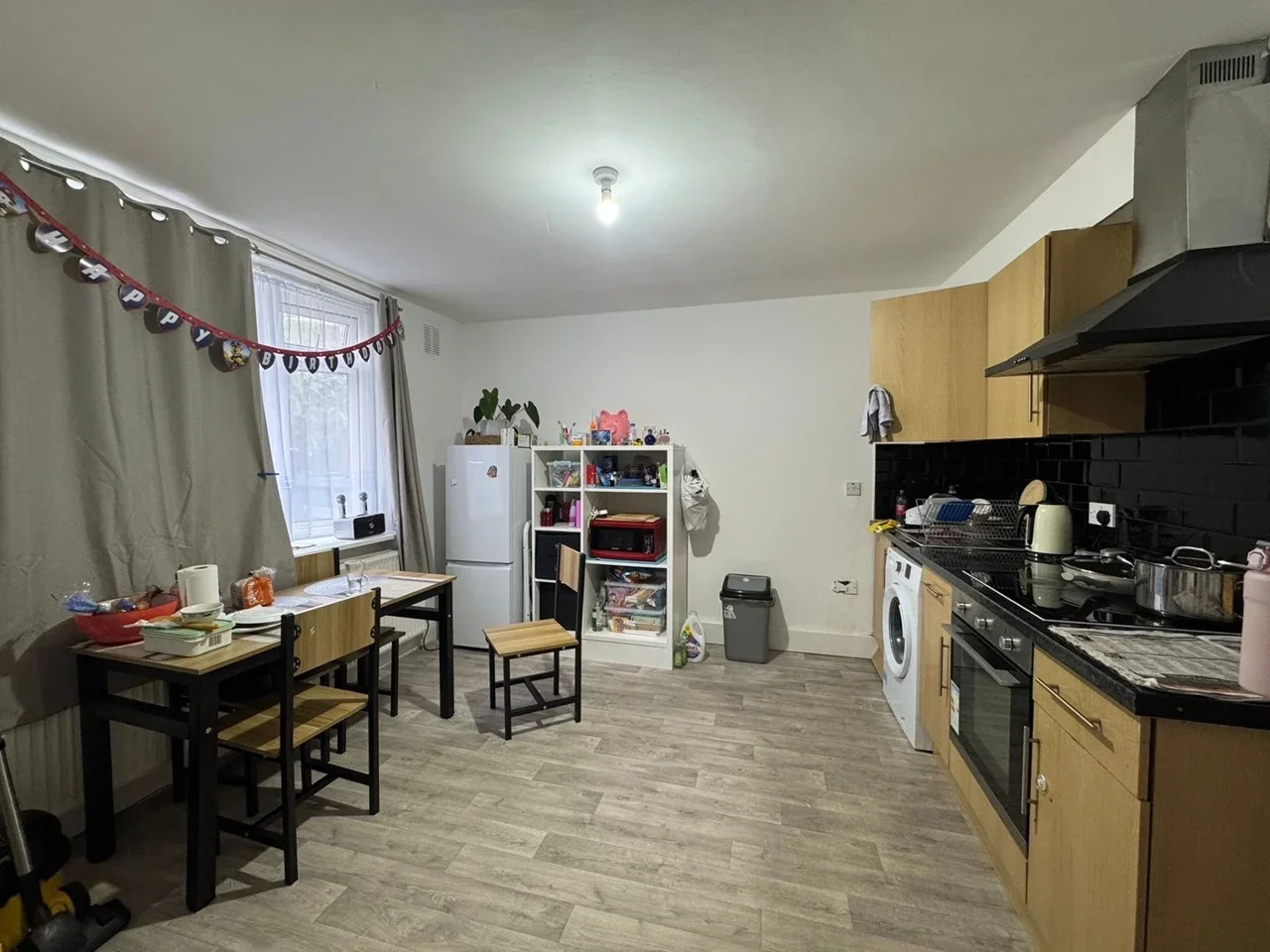 Flat Hanworth Road in Greater London