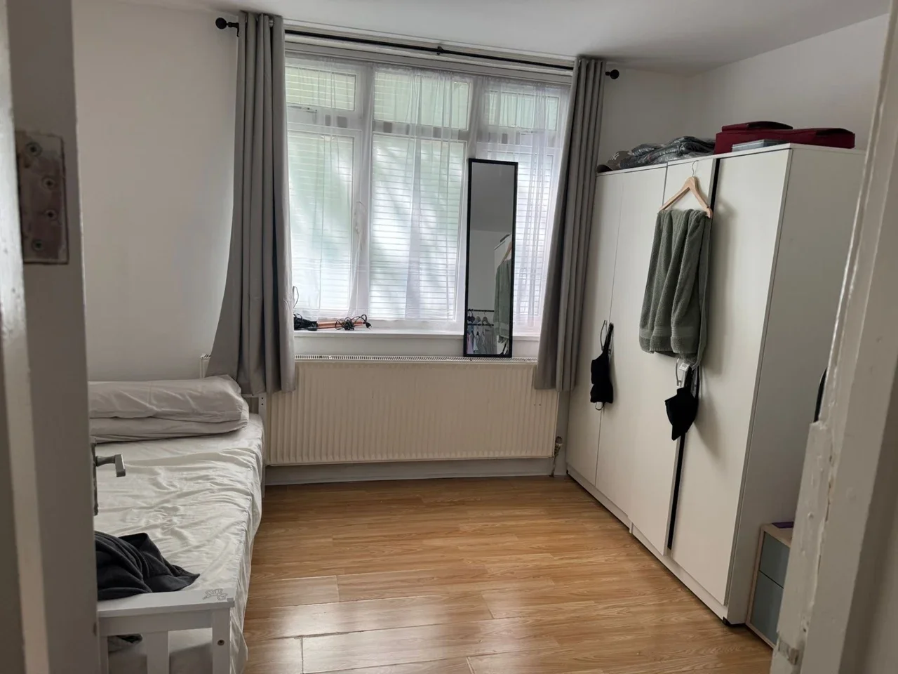 Flat Hanworth Road in Greater London