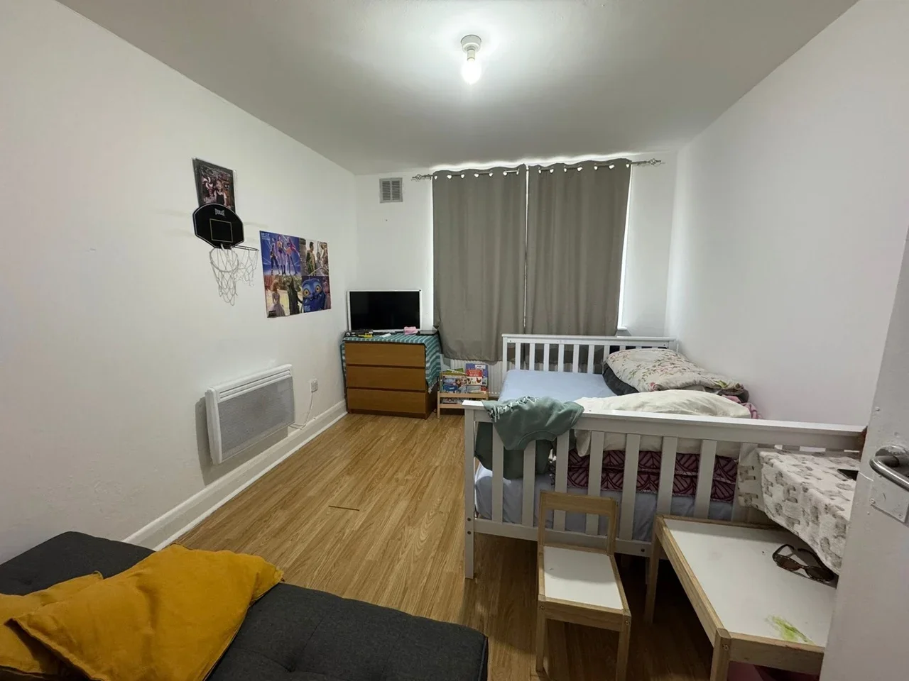 Flat Hanworth Road in Greater London