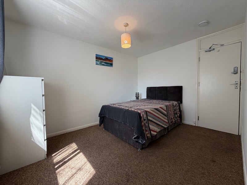 Room Ravensfield in Basildon