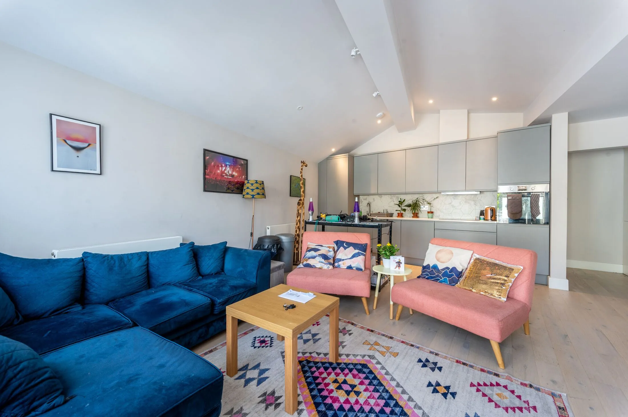 Flat Gayford Road in Greater London