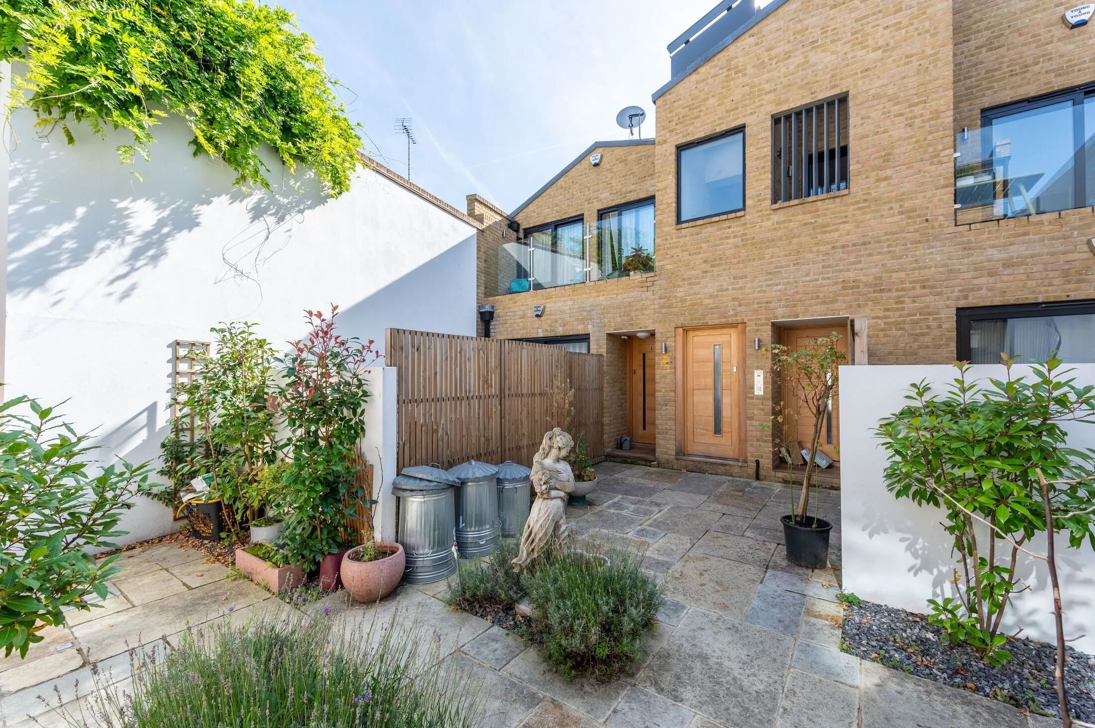 Flat Gayford Road in Greater London